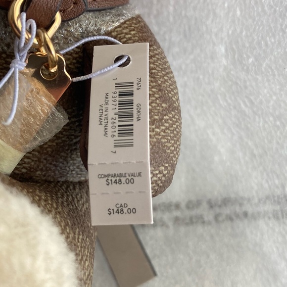 😍Coach Bear Bag Charm In Signature
Canvas - Picture 4 of 7